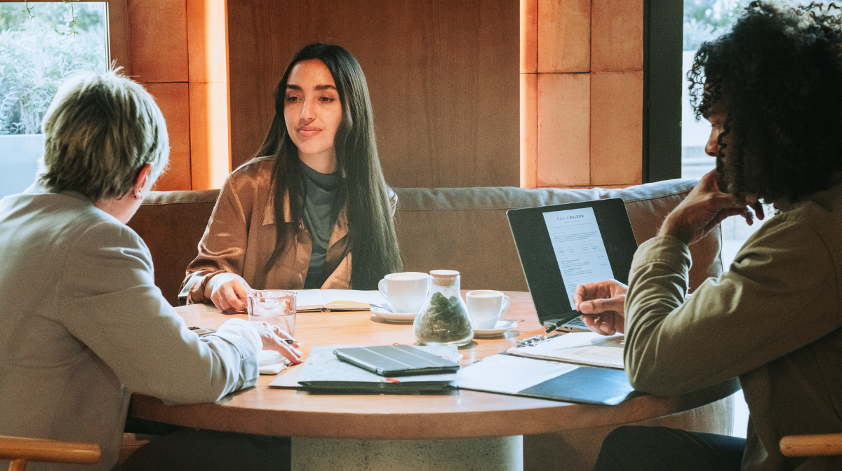  menyw yn mynychu cyfweliad swydd