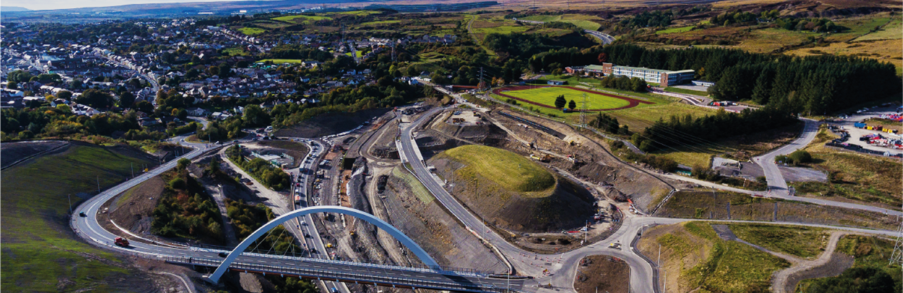 Golwg o'r awyr ar adeiladu ffordd yr A465 yng Nghymru